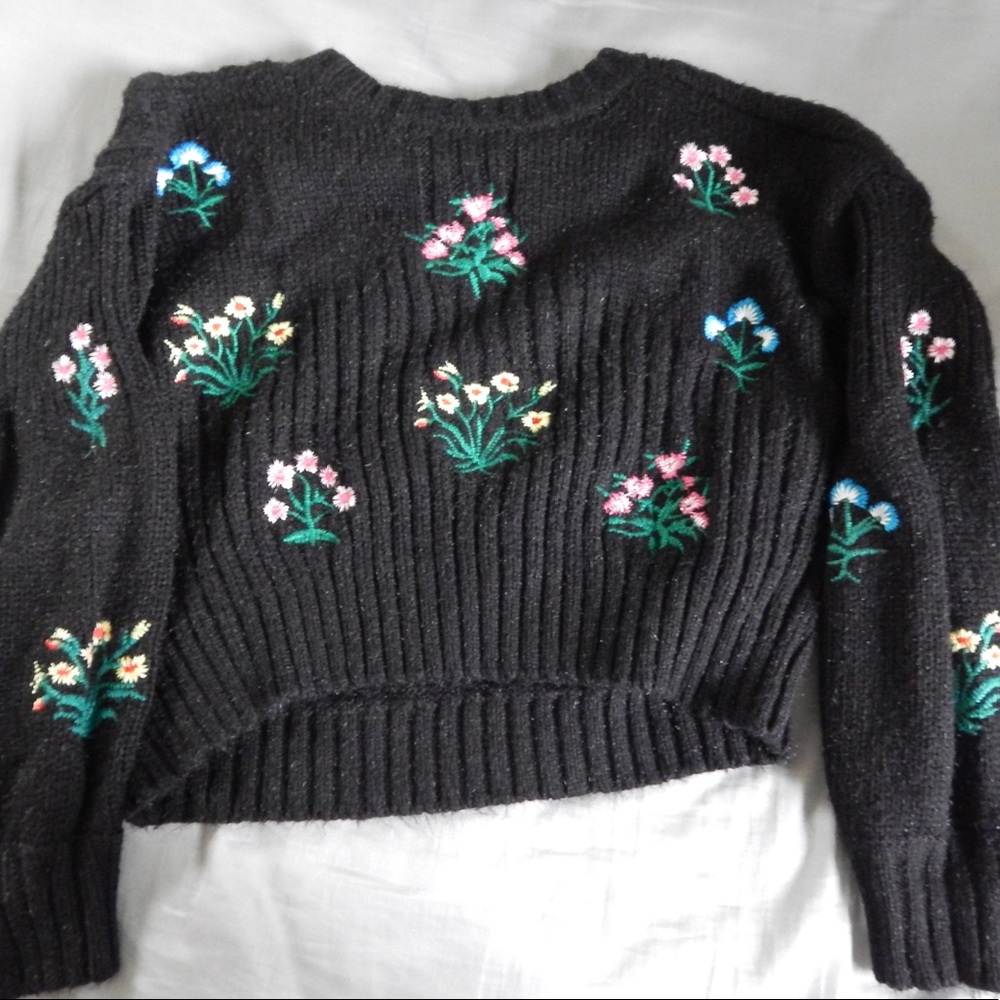 Sweater with flower pattern